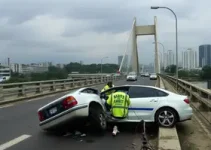 carro capota na ponte do Morumbi