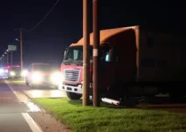 caminhão bateu em poste