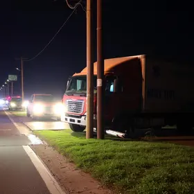 caminhão bateu em poste