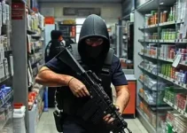 homem armado mantém mulher refém